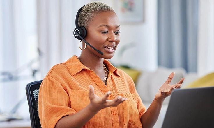 Agent client en casque répondant aux prospects WhatsApp