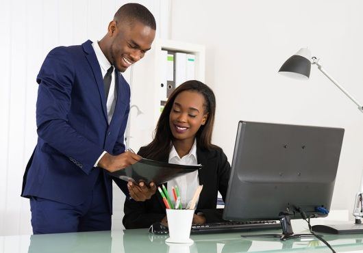 Assistant commercial et administratif accompagnant un client